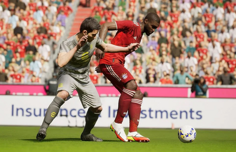 A Bayern Munich player trying to defend the ball in eFootball 2022